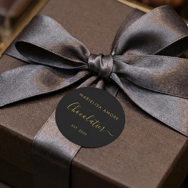Adesivo Redondo Elegant Black Gold Script Chocolatier Qr Code (Criador carregado)