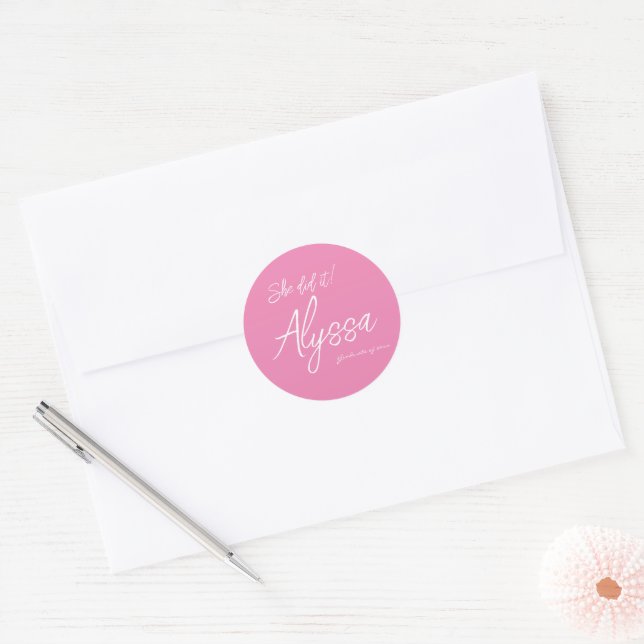 Adesivo Redondo Elegant Light Pink Graduation Party She Did It (Envelope)
