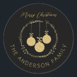 Adesivo Redondo Elegante Black Dourado Merry Christmas Family Name<br><div class="desc">Faça uma impressionante impressão com esta elegante Dourada Wreath Negra Merry Christmas Family Name design. O design captivador apresenta uma coroa enfeitada com brilho dourado e baubles festivos, criando uma mistura perfeita de sofisticação e alegria de férias. Personalize o texto e espalhe a alegria da estação com este design glamouroso....</div>