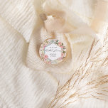 Adesivo Redondo Elegante Blush Bohemian Floral Chá de panela<br><div class="desc">Nossa coleção "Bohemian Elegant Floral" apresenta lindos florais brancos e leves, com folhagem seca e farta em vários fundos pastéis, emparelhados com um roteiro elegante para todas as suas informações pessoais. Temos a certeza de que vai adorar misturar e combinar diferentes itens desta coleção. Verifique se há mais itens desta...</div>