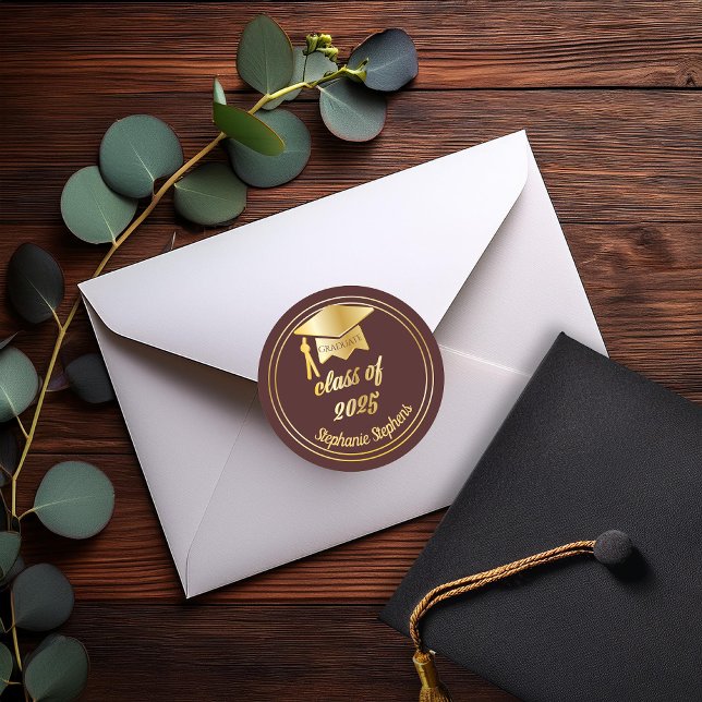 Adesivo Redondo Elegante Boina de Graduado Marrom | Dourado 2023 G (Elegant Maroon and Gold Tone Grad Cap Graduation Class of 2025 Classic Round Stickers)