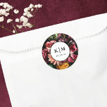 Adesivo Redondo Elegante   Casamento Negra Floral Moody<br><div class="desc">Este lindo design de salto de casamento apresenta lindas flores de outono e tipografia elegante. Este design eterno é uma excelente escolha para muitos estilos de eventos,  do clássico ao rústico. Os adesivos de casamento personalizados adicionam esse toque especial extra.</div>