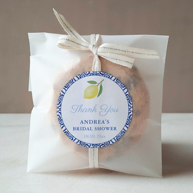 Adesivo Redondo Elegante Favor de Chuveirinho de Noiva Azul com Es (Chic Lemon Blue And White Mediterranean Tiles Bridal Shower Thank You Favor Sticker)