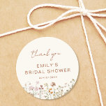 Adesivo Redondo Elegante Floral Wildflower Obrigado Chá de panela<br><div class="desc">Agradeço-vos o nosso Chá de panela de Flor Selvagem no Bloom Classic Round Sticker. Estes adesivos encantadores apresentam um delicioso design de flor silvestre, infundindo um toque de beleza natural nas suas notas ou favores de obrigado. A forma redonda clássica adiciona versatilidade, fazer-as perfeitas para vários usos, desde a selagem...</div>