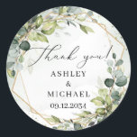 Adesivo Redondo Elegante folhagem verde àgua gold wedding<br><div class="desc">Estonteante design para adesivo de casamento - Eucalipto aquarela misturado com folhas verdes pastéis macias tecidas em moldura geométrica dourada falsa e combinada com fonte de caligrafia trendy torna este design tão impressionante. Para melhorar a sensação boêmia, este lindo buquê floral combina a fonte de caligrafia moderna. Não hesite em...</div>