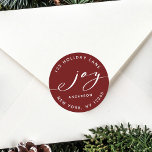 Adesivo Redondo Elegante Joy Red & White Christmas Return Endereço<br><div class="desc">Este adesivo na moda apresenta um elegante roteiro de alegria com o nome da família e o endereço de retorno em um fundo vermelho (cor de fundo alterável). Para personalização mais avançada deste design,  clique no link "personalizar mais".</div>