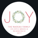 Adesivo Redondo Elegante Joy Wreath Christmas Return Address<br><div class="desc">Vinheta de férias elegante com "JOY" com as letras "J" e "Y" em uma fonte vermelha sans serif e uma aquarela pintada de verde como letra "O". Abaixo está uma modelo para seu endereço de retorno. Estes adesivos fazem selos de envelopes de excelente para os seus cartões de Natal. Elementos...</div>