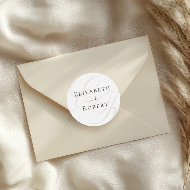Adesivo Redondo Elegante Minimalista Monograma Bege Casamento (Elegant Minimalist Beige Monogram Wedding Classic Round Sticker on an elegant envelope.)