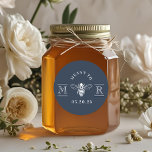 Adesivo Redondo Elegante quer ser casada favorita Marinho azul<br><div class="desc">Cartazes de bondade de casamento personalizados com design clássico e elegante "Meant to Bee". Perfeito em envelopes de casamento,  favoreça bolsas,  potes de mel,  e muito mais!</div>