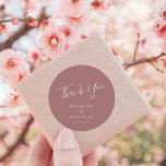 Adesivo Redondo Elegante Rosa de Dusty de Casamento Personalizado<br><div class="desc">Escrita Minimalista Elegante Clássica Arredondada Personalizada de Casamento Personalizado Clássico em Dusty Rosa</div>