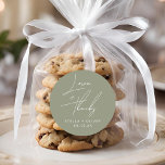 Adesivo Redondo Elegante Sage Green Script Love   Obrigados Weding<br><div class="desc">Chamada elegante de escritura branca de amor   obrigados com noiva e nome e data de noiva em etiqueta verde redonda sage.</div>