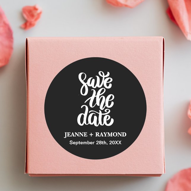 Adesivo Redondo Elegante Script Salve A Data Boho Casamento Preto (Elegant script sticker adds boho charm to black wedding save the date mail.)