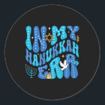 Adesivo Redondo Em Meu Hanukkah Era Happy Chanukah Jewakah<br><div class="desc">Em Meu Hanukkah Era Feliz Chanukah Homens Judeus de Pijamakah Mulheres</div>