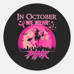 Adesivo Redondo Em outubro, Vestimos a Bre de Halloween da Bruxa R