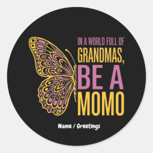 Adesivo Redondo Em um Mundo Cheio de Avós, Seja uma Borboleta Momo