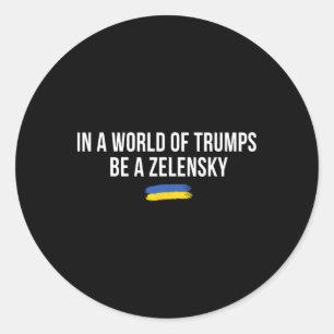 Adesivo Redondo Em Um Mundo De Trumps Seja Um Zelensky Fique Com A