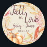 Adesivo Redondo Enamorarse Antigo Monograma Clássico de Casamento<br><div class="desc">Adesivos para lembrancinhas de casamento com tema rústico "Fall in Love" apresentam folhagem outonal laranja e dourada, uma abóbora em aquarela e monograma personalizável com os nomes dos noivos e a data do casamento em um fundo branco antigo. Exclusivamente desenhado para você pelo Happy Dolphin Studio. Se precisar de ajuda...</div>