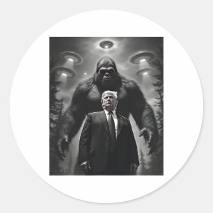 Adesivo Redondo Encontro com Bigfoot Ufo Alien Extraterrestre Trum
