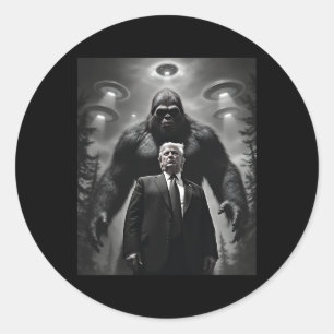 Adesivo Redondo Encontro com Bigfoot Ufo Alien Extraterrestre Trum