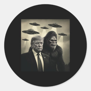 Adesivo Redondo Encontro de Trump Bigfoot OVNI Alien Conspiração E