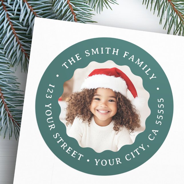 Adesivo Redondo Endereço de devolução de foto verde da fronteira a (Christmas wavy border green photo return address classic round sticker)