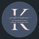 Adesivo Redondo Endereço de devolução do Monograma de Script Azul<br><div class="desc">Etiquetas modernas personalizadas de monograma azul e azul-marinho com endereço de retorno com uma fonte moderna de script. Personalizar facilmente online. Por favor,  use uma pequena letra para o seu monograma. Itens correspondentes disponíveis para complementar essas etiquetas de endereço de volta de casamento elegantes e minimalistas.</div>