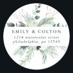 Adesivo Redondo Endereço de Devolução Elegante Evergreen & Algodão<br><div class="desc">Este adesivo redondo apresenta folhagem de inverno pintada à mão,  flores de algodão com texturas douradas e aquarela. Para personalização mais avançada deste design,  clique no link "personalizar ainda mais". Itens correspondentes também estão disponíveis.</div>