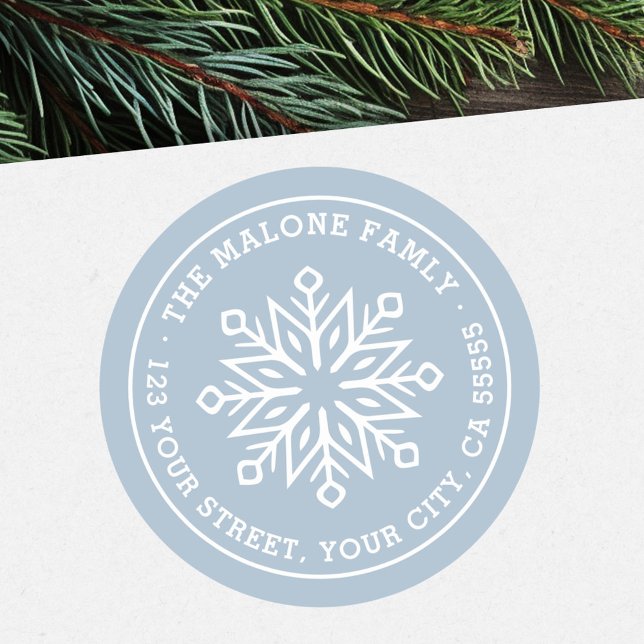 Adesivo Redondo Endereço de retorno azul empoeirado com floco de n (Modern minimal snowflake dusty blue return address classic round sticker)