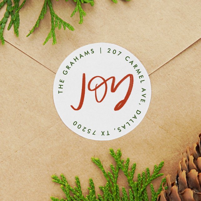 Adesivo Redondo Endereço de retorno de alegria vermelha e verde (Hand-lettered JOY Christmas holiday return address label round sticker.)
