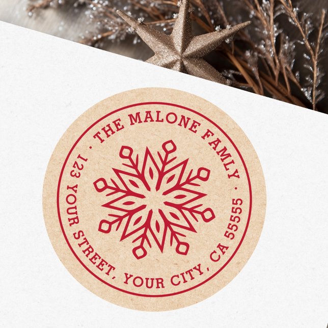 Adesivo Redondo Endereço de retorno mínimo moderno do floco de nev (Modern minimal snowflake red Kraft return address Classic Round Sticker)
