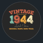 Adesivo Redondo Engraçado, 81 anos, 1944 Vintage 81ruas, Presente<br><div class="desc">Celebre em estilo com este Adorável design de aniversário Engraçado. Perfeito para aniversários de todas as idades, do marco 21rua, 30, 40º, 50º e além. Projetado para se destacar, este design gráfico faz uma ideia ideal de presente de aniversário para homens e mulheres que amam roupas únicas, divertidas e personalizadas....</div>