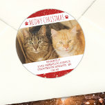 Adesivo Redondo Engraçado Cat MEOWY CHRISTMAS Foto Red Return Ende<br><div class="desc">Foto engraçada de gato Vídeo Vestido Vestido envelope com sua foto favorita de seu gato ou gatos com a saudação MEOWY CHRISTMAS em tipografia moderna, escrita à mão, destacada com estampas de pata de gato em vermelho contra um fundo branco e vermelho com luzes e estrelas. ASSISTÊNCIA: Para obter ajuda...</div>