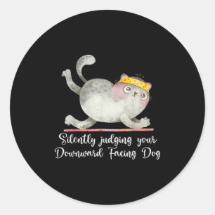 Adesivo Redondo Engraçado Cat Yoga cita o julgamento silencioso