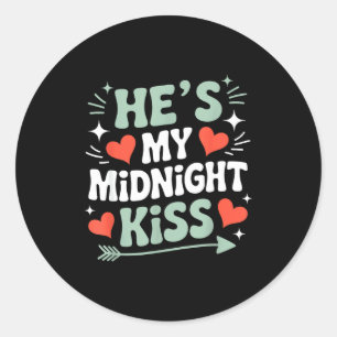 Adesivo Redondo Engraçado Ele É Meu Beijo Da Meia-Noite Do Dia Dos