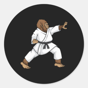 Adesivo Redondo Engraçado Ninja Bigfoot Fazendo Karate Com Samurai