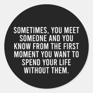 Adesivo Redondo Engraçado Sarcástico Introduz Humor Dizendo