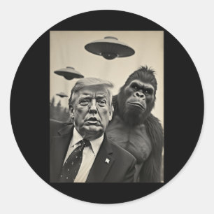 Adesivo Redondo Engraçado Trump Bigfoot Selfie Com Alienígena Estr