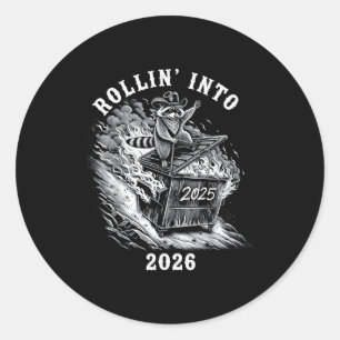 Adesivo Redondo Entrando em 2026 Guaxinim Engraçado Fogo do Lixo 2