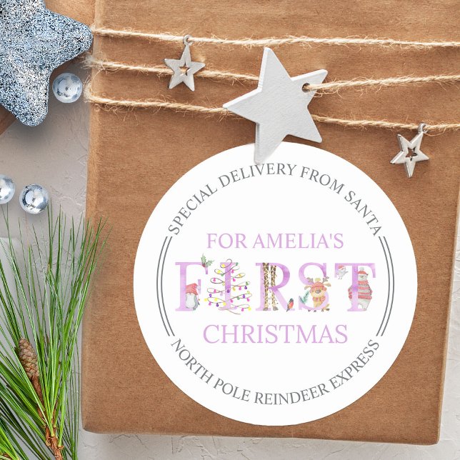 Adesivo Redondo Entrega especial de Papais noeis - Primeiro Natal  (Baby Girl's first christmas special delivery from Santa on the North Pole Reindeer Express)