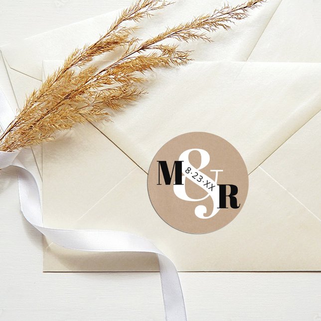 Adesivo Redondo Envelope Casado Rustic Kraft Ampersand Monograma (Elegant rustic kraft modern black and white ampersand monogram wedding invitation sticker label)