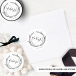 Adesivo Redondo Envelope de Casamento de Monograma Chic/Adesivo de<br><div class="desc">Um monograma elegante de envelope de casamento e adesivo de favor. Design com um belo monograma desenhado à mão com as iniciais do casal e uma seção de texto personalizada abaixo, que pode ser usada para a data ou uma mensagem curta como "Obrigado por vir!" Duas opções de tamanho e...</div>