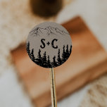 Adesivo Redondo Envelope de Casamento Rustic Woodsy Mountain Monog<br><div class="desc">Estas selas de envelope de casamento rústicas de monograma montanhoso são perfeitas para um casamento em floresta. A design da natureza inspirou a silhueta de uma floresta de pinheiros e montanhas em papel kraft falso. Personalize o rótulo com as iniciais da noiva e do noivo. Por favor, observe que isto...</div>