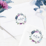 Adesivo Redondo Envelope Floral Púrpura e Azul / Favor<br><div class="desc">Um monograma elegante de invólucro de casamento ou adesivo de favor com detalhes florais de cor d'água lindíssimos em uma bela mistura de tons roxos e azuis. Centrar em branco com iniciais e segunda linha de texto em tom azul. Duas opções de tamanho e várias opções de forma a serem...</div>