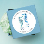 Adesivo Redondo Envelope Seal Sticker, Casamento Blue Seacavalo Be<br><div class="desc">Os adesivos personalizados de Casamento de Seacavalo Beach com nomes de noiva e noivo e data de casamento apresentam uma réplica do meu trabalho de arte de aquarela original em tons de azul e turquesa. Papelaria De Correspondência, Convites de chá de panela, Cartões salve a data, Bridesmaid Para Serem Cartões...</div>