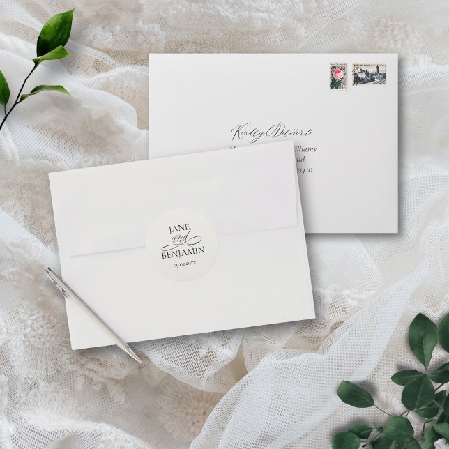 Adesivo Redondo Envelope Simples de Casamento Preto e Branco (These elegant, minimalist envelope seals will add a touch of class to your wedding invitations)
