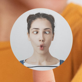 Adesivo Redondo Envie sua foto selfie com uma cara engraçada