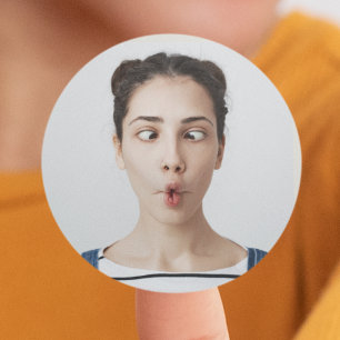Adesivo Redondo Envie sua foto selfie com uma cara engraçada