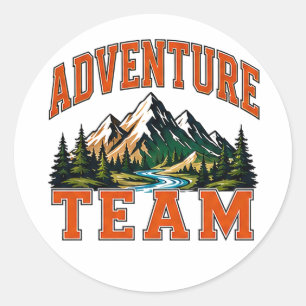 Adesivo Redondo 🏔️ Equipe de Aventura da Equipe Tipografia 👕