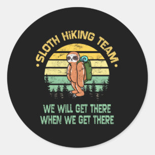 Adesivo Redondo Equipe de Hiking de Preguiça Caminhante Acampador
