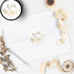 Adesivo Redondo Escaravelho branco e Dourado embrulho Selo/Favor<br><div class="desc">Vinheta de casamento elegante com folha de ouro esfarrapada, desenhada à mão com detalhes florais e iniciais de casal. Ideal como selo de envelope ou etiqueta de favor. Parte da nossa "Encantação Branca e Dourada e Coleção Celestial" com uma variedade de produtos de coordenação, incluindo envelopes. Visite a coleção inteira...</div>